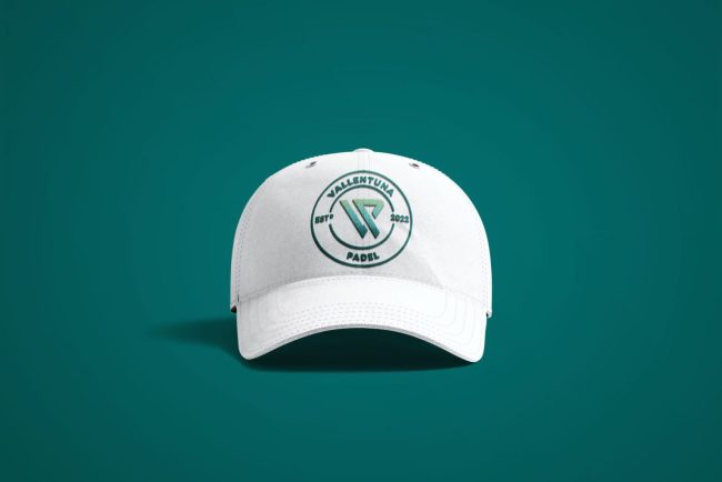 Keps med Vallentuna Padels logotyp
