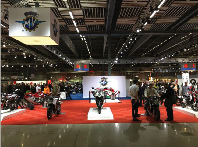 Bild på skyltning mässmonter MV Agusta och Suzuki