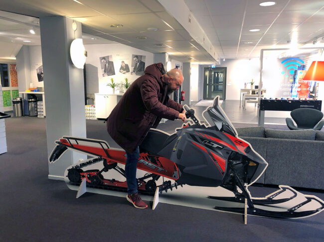 Snöskoter-i-naturlig-storlek